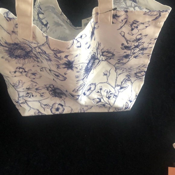 Chicos tote white w navy flowers - Picture 2 of 5